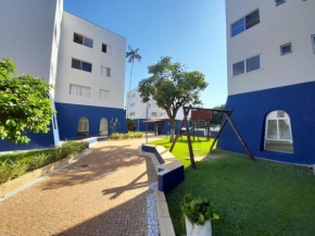 Apartamento com piscina à 1km da praia